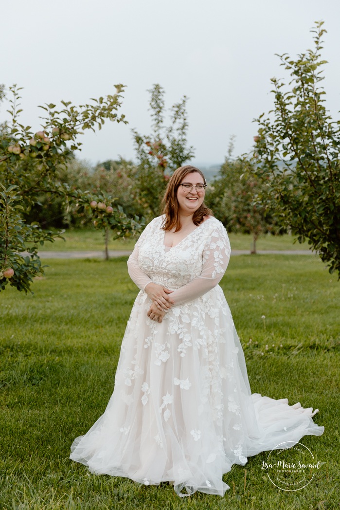 Orchard wedding photos. Same sex wedding photos. Lesbian wedding photos. Two brides wedding photos. Mariage au Verger Jude-Pomme. Photographe mariage LGBTQ+ à Montréal. Montreal LGBTQ+ wedding photographer. 