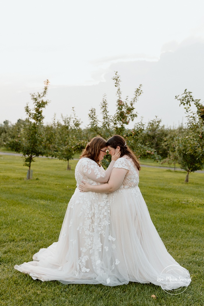 Orchard wedding photos. Same sex wedding photos. Lesbian wedding photos. Two brides wedding photos. Mariage au Verger Jude-Pomme. Photographe mariage LGBTQ+ à Montréal. Montreal LGBTQ+ wedding photographer. 