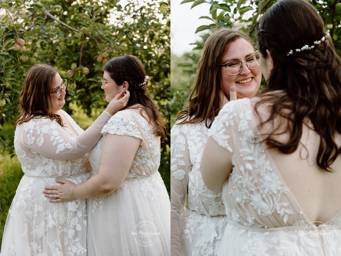 Orchard wedding photos. Same sex wedding photos. Lesbian wedding photos. Two brides wedding photos. Mariage au Verger Jude-Pomme. Photographe mariage LGBTQ+ à Montréal. Montreal LGBTQ+ wedding photographer. 