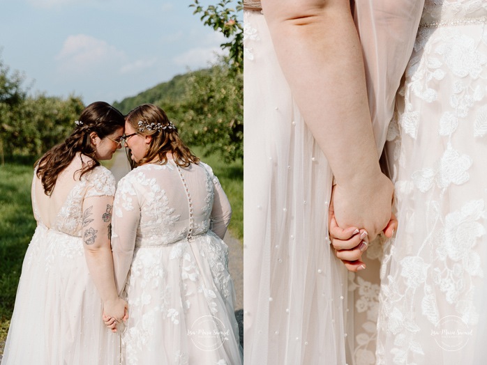 Orchard wedding photos. Same sex wedding photos. Lesbian wedding photos. Two brides wedding photos. Mariage au Verger Jude-Pomme. Photographe mariage LGBTQ+ à Montréal. Montreal LGBTQ+ wedding photographer. 