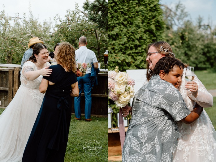 Same sex wedding photos. Lesbian wedding photos. Two brides wedding photos. Orchard wedding cocktail. Mariage au Verger Jude-Pomme. Photographe mariage LGBTQ+ à Montréal. Montreal LGBTQ+ wedding photographer. 