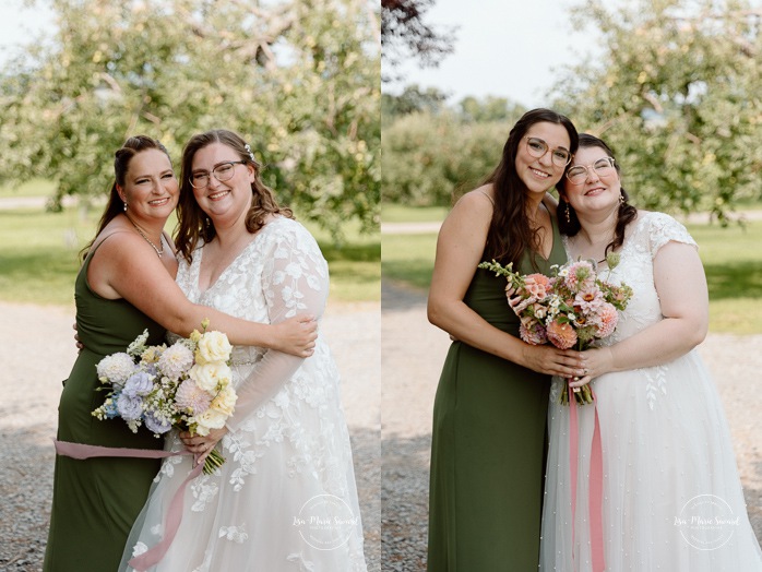 Same sex wedding photos. Lesbian wedding photos. Two brides wedding photos. Orchard wedding family photos. Mariage au Verger Jude-Pomme. Photographe mariage LGBTQ+ à Montréal. Montreal LGBTQ+ wedding photographer. 