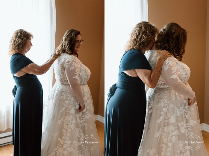 Same sex wedding photos. Lesbian wedding photos. Two brides wedding photos. Bride getting ready with mom. Mariage au Verger Jude-Pomme. Photographe mariage LGBTQ+ à Montréal. Montreal LGBTQ+ wedding photographer. 