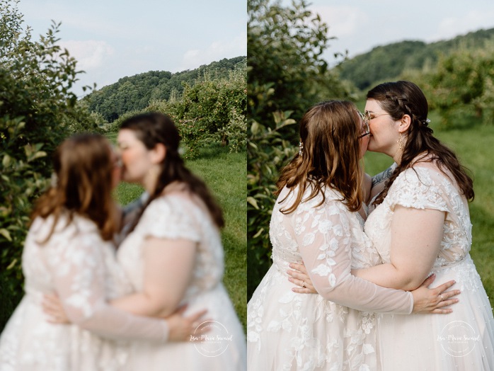 Orchard wedding photos. Same sex wedding photos. Lesbian wedding photos. Two brides wedding photos. Mariage au Verger Jude-Pomme. Photographe mariage LGBTQ+ à Montréal. Montreal LGBTQ+ wedding photographer. 