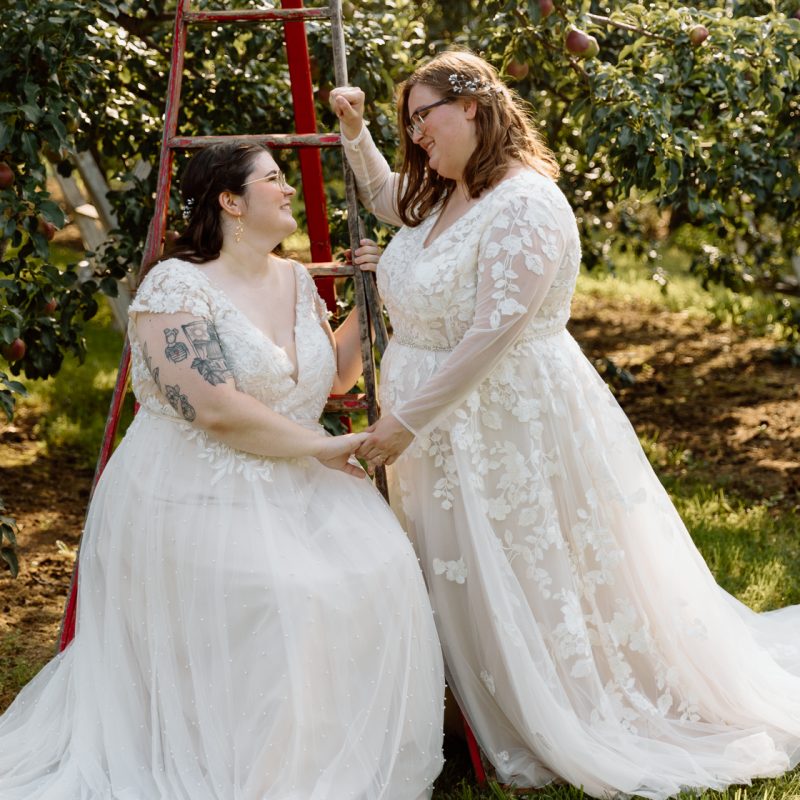 Orchard wedding photos. Same sex wedding photos. Lesbian wedding photos. Two brides wedding photos. Mariage au Verger Jude-Pomme. Photographe mariage LGBTQ+ à Montréal. Montreal LGBTQ+ wedding photographer.