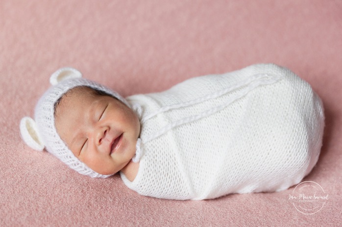 Minimalist newborn photos. In-studio newborn photos. Newborn photos girl pink. Séance nouveau-né en studio à Montréal. Photographe nouveau-né Montréal. Montreal in-studio newborn photos. Montreal newborn photographer.