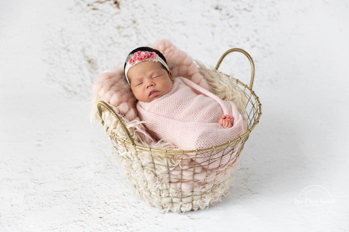 Minimalist newborn photos. In-studio newborn photos. Newborn photos girl neutral. Séance nouveau-né en studio à Montréal. Photographe nouveau-né Montréal. Montreal in-studio newborn photos. Montreal newborn photographer.