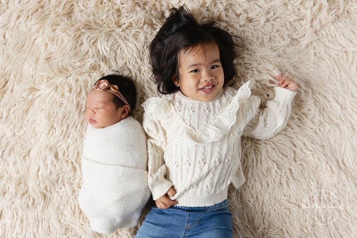 Minimalist newborn photos. In-studio newborn photos. Newborn photos older sibling. Newborn photos big sister. Séance nouveau-né en studio à Montréal. Photographe nouveau-né Montréal. Montreal in-studio newborn photos. Montreal newborn photographer.