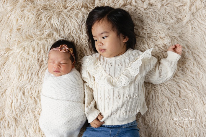 Minimalist newborn photos. In-studio newborn photos. Newborn photos older sibling. Newborn photos big sister. Séance nouveau-né en studio à Montréal. Photographe nouveau-né Montréal. Montreal in-studio newborn photos. Montreal newborn photographer.