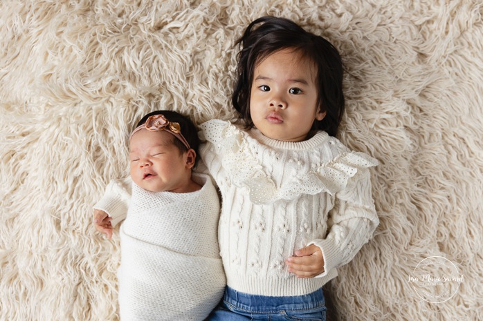 Minimalist newborn photos. In-studio newborn photos. Newborn photos older sibling. Newborn photos big sister. Séance nouveau-né en studio à Montréal. Photographe nouveau-né Montréal. Montreal in-studio newborn photos. Montreal newborn photographer.