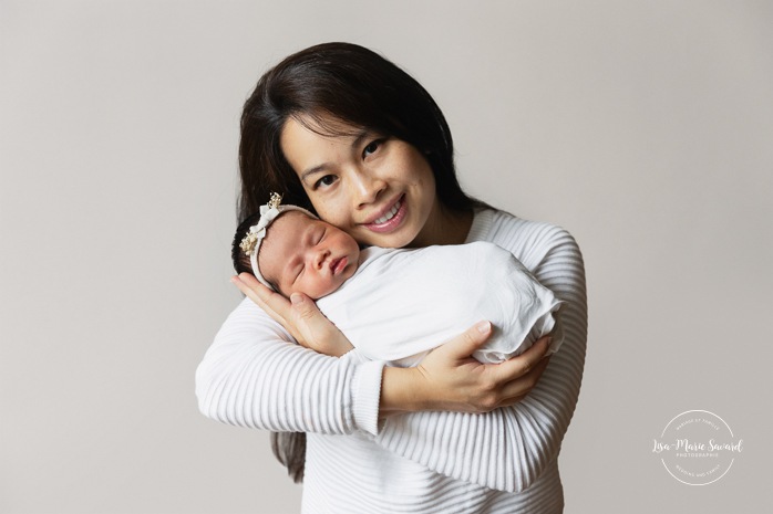 Minimalist newborn photos. In-studio newborn photos. Newborn photos with parents. Newborn photos big sister. Séance nouveau-né en studio à Montréal. Photographe nouveau-né Montréal. Montreal in-studio newborn photos. Montreal newborn photographer.