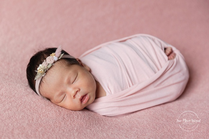 Minimalist newborn photos. In-studio newborn photos. Newborn photos girl pink. Séance nouveau-né en studio à Montréal. Photographe nouveau-né Montréal. Montreal in-studio newborn photos. Montreal newborn photographer.