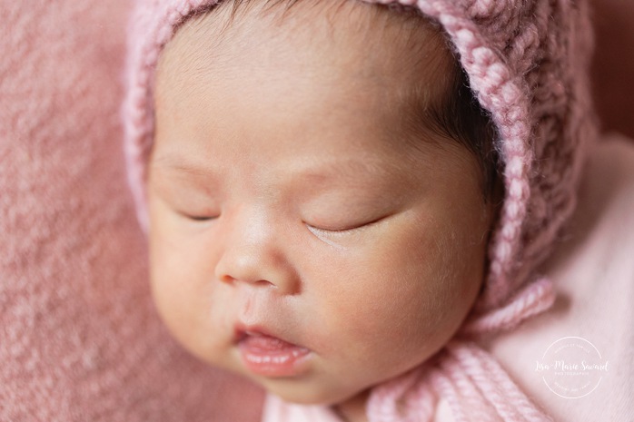 Minimalist newborn photos. In-studio newborn photos. Newborn photos girl pink. Séance nouveau-né en studio à Montréal. Photographe nouveau-né Montréal. Montreal in-studio newborn photos. Montreal newborn photographer.