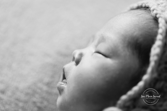 Minimalist newborn photos. In-studio newborn photos. Newborn photos girl pink. Séance nouveau-né en studio à Montréal. Photographe nouveau-né Montréal. Montreal in-studio newborn photos. Montreal newborn photographer.