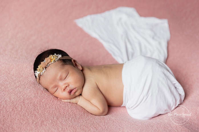 Minimalist newborn photos. In-studio newborn photos. Newborn photos girl pink. Séance nouveau-né en studio à Montréal. Photographe nouveau-né Montréal. Montreal in-studio newborn photos. Montreal newborn photographer.