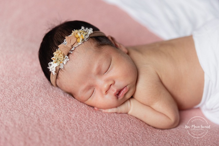 Minimalist newborn photos. In-studio newborn photos. Newborn photos girl pink. Séance nouveau-né en studio à Montréal. Photographe nouveau-né Montréal. Montreal in-studio newborn photos. Montreal newborn photographer.