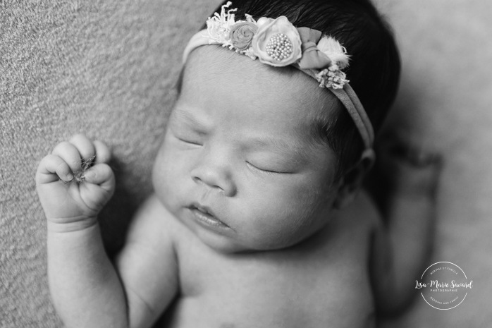 Minimalist newborn photos. In-studio newborn photos. Newborn photos girl pink. Séance nouveau-né en studio à Montréal. Photographe nouveau-né Montréal. Montreal in-studio newborn photos. Montreal newborn photographer.