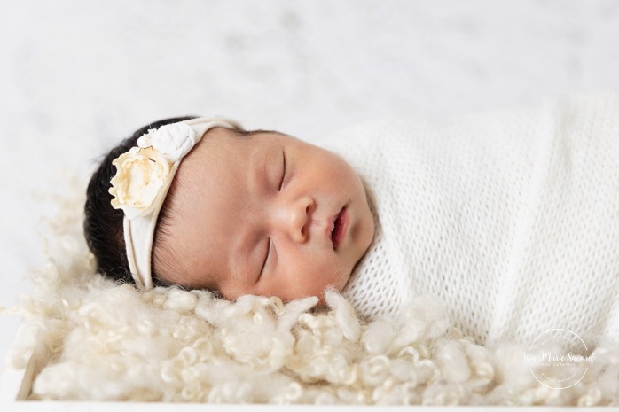 Minimalist newborn photos. In-studio newborn photos. Newborn photos girl neutral. Séance nouveau-né en studio à Montréal. Photographe nouveau-né Montréal. Montreal in-studio newborn photos. Montreal newborn photographer.