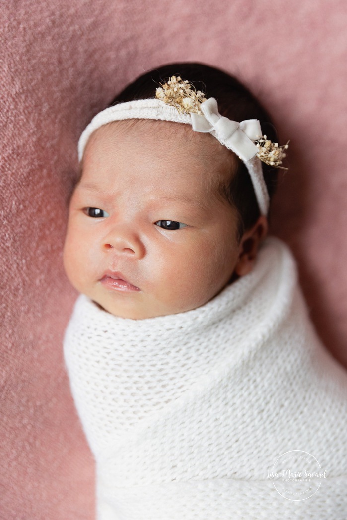 Minimalist newborn photos. In-studio newborn photos. Newborn photos girl pink. Séance nouveau-né en studio à Montréal. Photographe nouveau-né Montréal. Montreal in-studio newborn photos. Montreal newborn photographer.