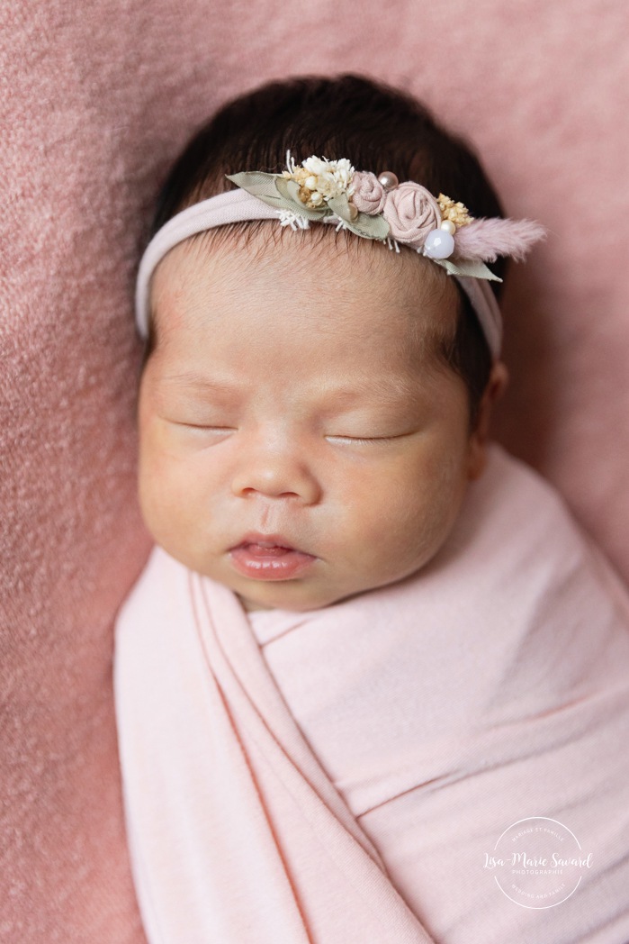 Minimalist newborn photos. In-studio newborn photos. Newborn photos girl pink. Séance nouveau-né en studio à Montréal. Photographe nouveau-né Montréal. Montreal in-studio newborn photos. Montreal newborn photographer.