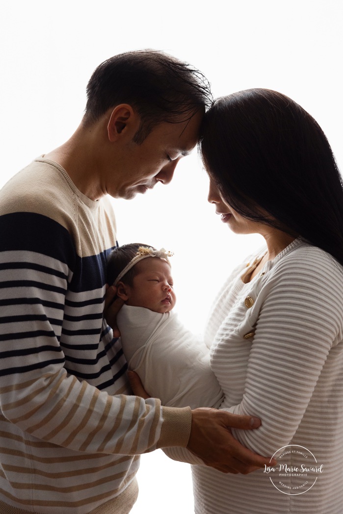 Minimalist newborn photos. In-studio newborn photos. Newborn photos with parents. Newborn photos big sister. Séance nouveau-né en studio à Montréal. Photographe nouveau-né Montréal. Montreal in-studio newborn photos. Montreal newborn photographer.