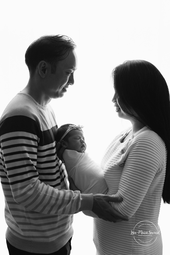 Minimalist newborn photos. In-studio newborn photos. Newborn photos with parents. Newborn photos big sister. Séance nouveau-né en studio à Montréal. Photographe nouveau-né Montréal. Montreal in-studio newborn photos. Montreal newborn photographer.