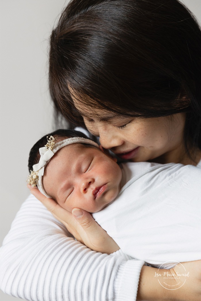 Minimalist newborn photos. In-studio newborn photos. Newborn photos with parents. Newborn photos big sister. Séance nouveau-né en studio à Montréal. Photographe nouveau-né Montréal. Montreal in-studio newborn photos. Montreal newborn photographer.