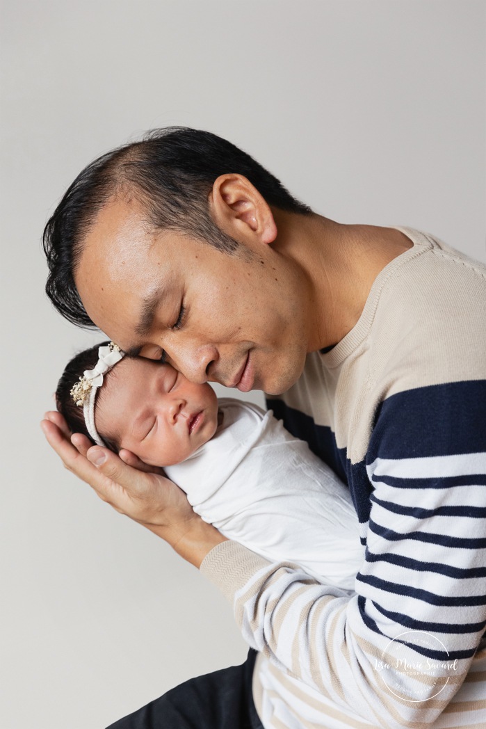 Minimalist newborn photos. In-studio newborn photos. Newborn photos with parents. Newborn photos big sister. Séance nouveau-né en studio à Montréal. Photographe nouveau-né Montréal. Montreal in-studio newborn photos. Montreal newborn photographer.