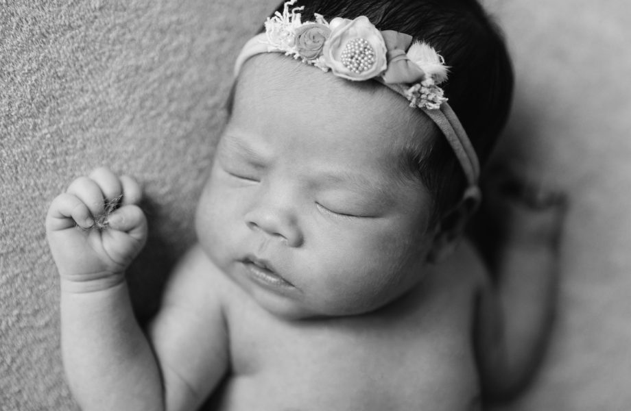 Minimalist newborn photos. In-studio newborn photos. Newborn photos girl pink. Séance nouveau-né en studio à Montréal. Photographe nouveau-né Montréal. Montreal in-studio newborn photos. Montreal newborn photographer.