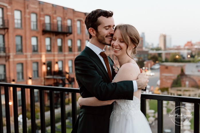 Urban wedding photo. Downtown wedding photos. Romantic wedding photos. Mariage à l'Ambroiserie à Montréal. Photographe de mariage à Montréal. Montreal wedding photographer. Photographe Petite-Bourgogne. Photographe Saint-Henri.