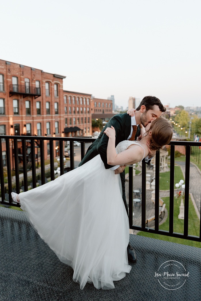 Urban wedding photo. Downtown wedding photos. Romantic wedding photos. Mariage à l'Ambroiserie à Montréal. Photographe de mariage à Montréal. Montreal wedding photographer. Photographe Petite-Bourgogne. Photographe Saint-Henri.