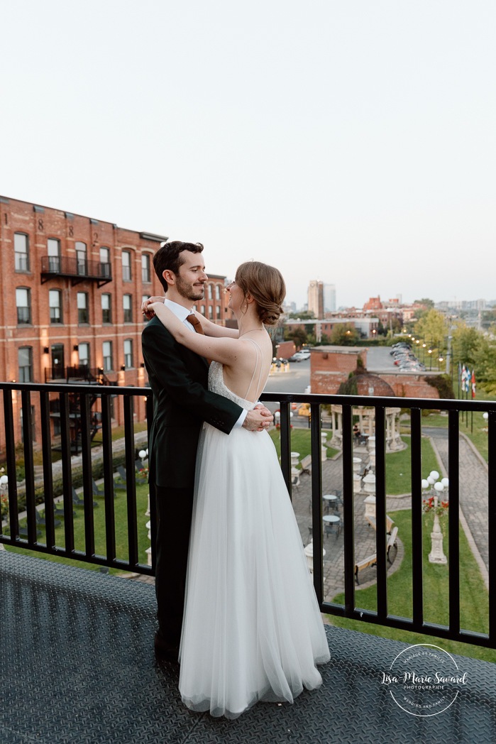 Urban wedding photo. Downtown wedding photos. Romantic wedding photos. Mariage à l'Ambroiserie à Montréal. Photographe de mariage à Montréal. Montreal wedding photographer. Photographe Petite-Bourgogne. Photographe Saint-Henri.