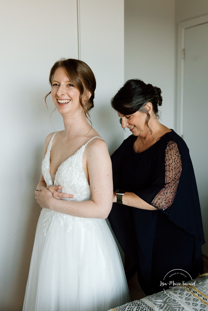 Bride getting ready with mother at apartment. Mariage à l'Ambroisie à Montréal. Photographe de mariage à Montréal. Montreal wedding photographer.