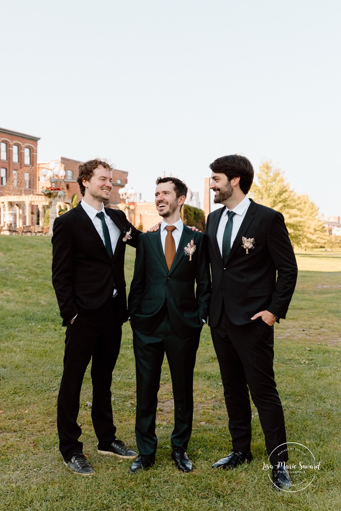 Bridal party photos. Urban wedding photos. Mariage à l'Ambroisie à Montréal. Photographe de mariage à Montréal. Montreal wedding photographer.