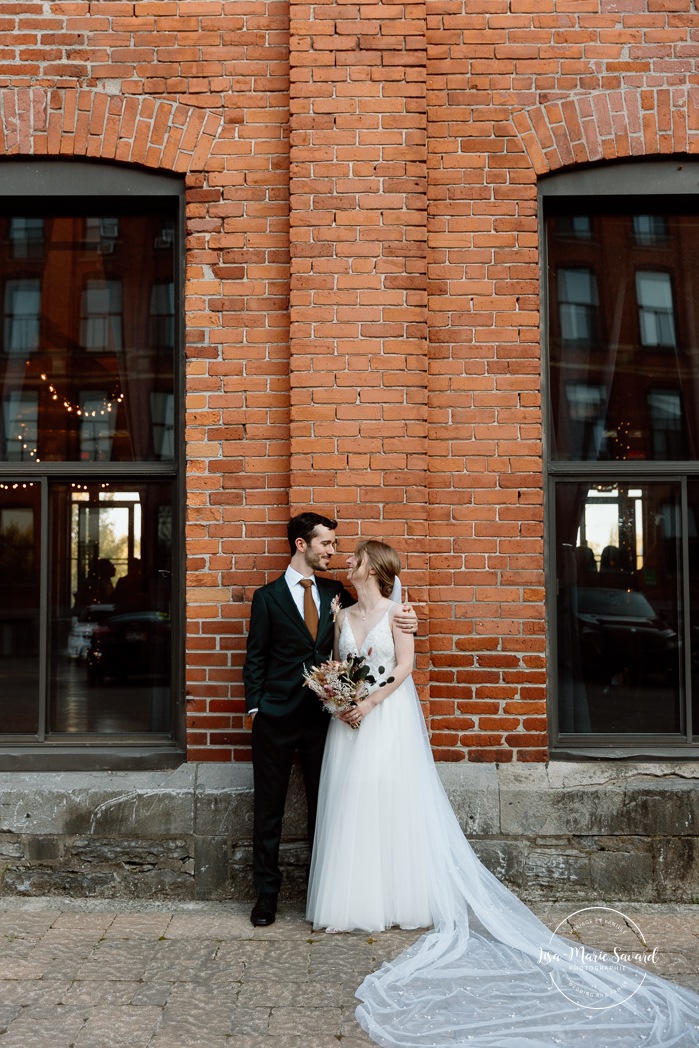 Urban wedding photo. Downtown wedding photos. Romantic wedding photos. Mariage à l'Ambroisie à Montréal. Photographe de mariage à Montréal. Montreal wedding photographer. Photographe Petite-Bourgogne. Photographe Saint-Henri.