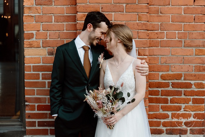 Urban wedding photo. Downtown wedding photos. Romantic wedding photos. Mariage à l'Ambroisie à Montréal. Photographe de mariage à Montréal. Montreal wedding photographer. Photographe Petite-Bourgogne. Photographe Saint-Henri.