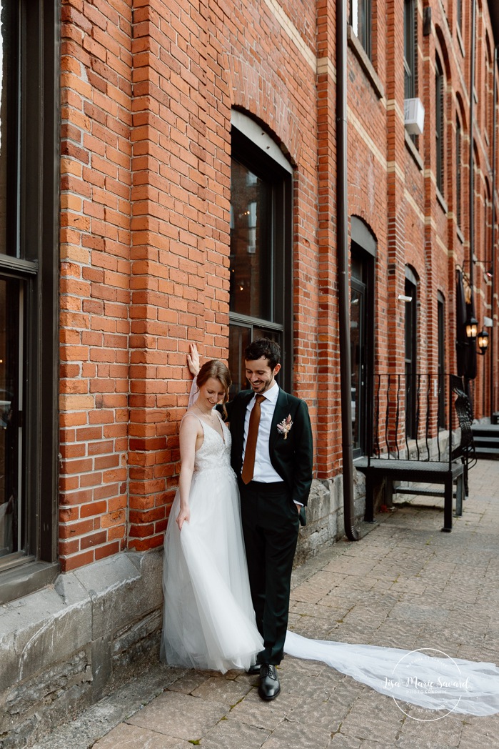 Urban wedding photo. Downtown wedding photos. Romantic wedding photos. Mariage à l'Ambroisie à Montréal. Photographe de mariage à Montréal. Montreal wedding photographer. Photographe Petite-Bourgogne. Photographe Saint-Henri.