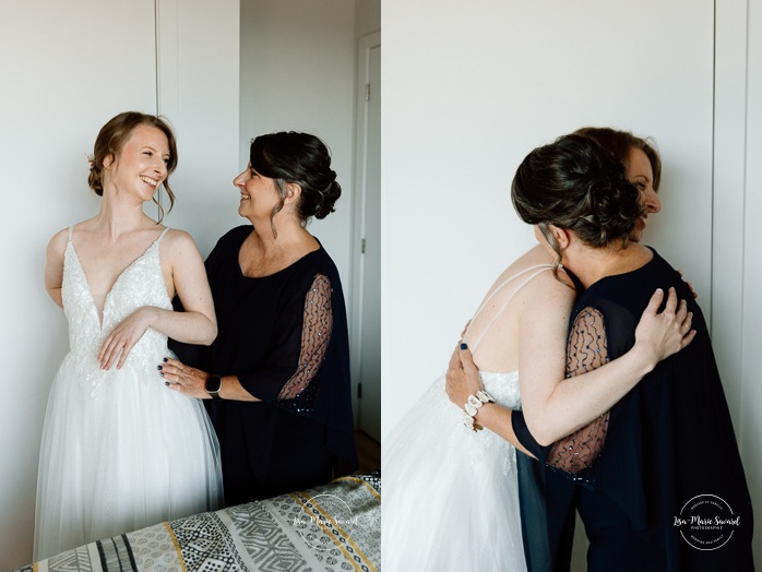 Bride getting ready with mother at apartment. Mariage à l'Ambroisie à Montréal. Photographe de mariage à Montréal. Montreal wedding photographer.