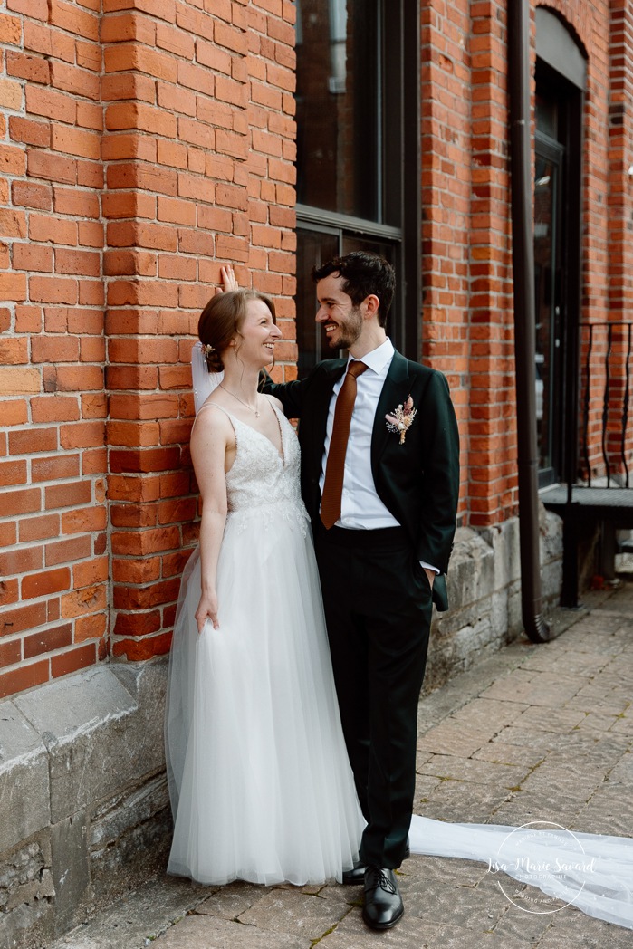 Urban wedding photo. Downtown wedding photos. Romantic wedding photos. Mariage à l'Ambroisie à Montréal. Photographe de mariage à Montréal. Montreal wedding photographer. Photographe Petite-Bourgogne. Photographe Saint-Henri.