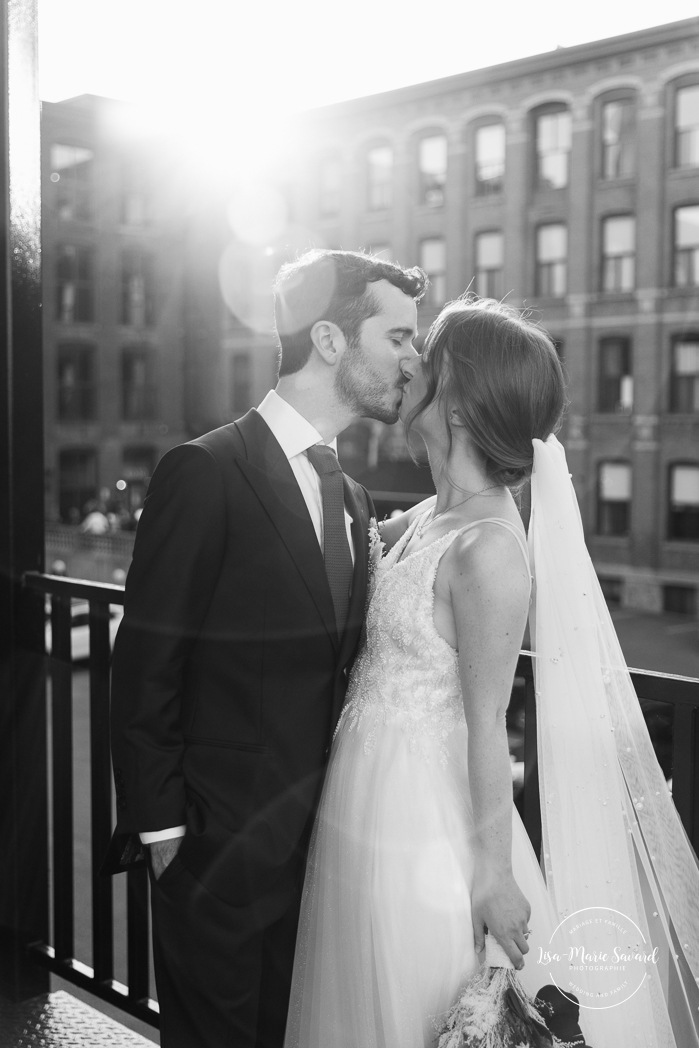 Urban wedding photo. Downtown wedding photos. Romantic wedding photos. Mariage à l'Ambroisie à Montréal. Photographe de mariage à Montréal. Montreal wedding photographer. Photographe Petite-Bourgogne. Photographe Saint-Henri.