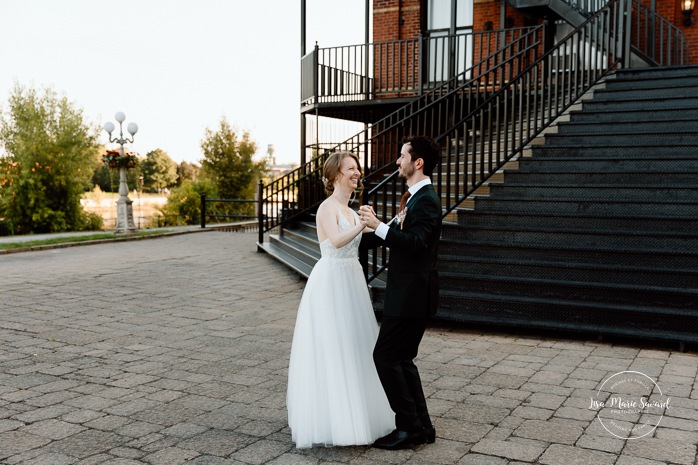 Urban wedding photo. Downtown wedding photos. Romantic wedding photos. Mariage à l'Ambroisie à Montréal. Photographe de mariage à Montréal. Montreal wedding photographer. Photographe Petite-Bourgogne. Photographe Saint-Henri.