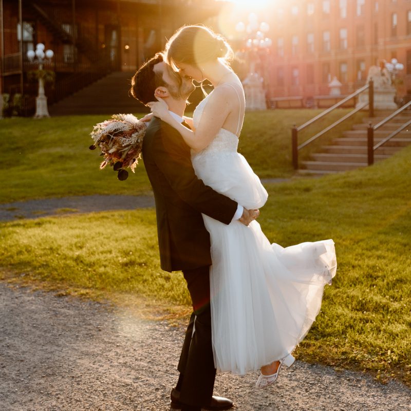 Urban wedding photo. Downtown wedding photos. Romantic wedding photos. Mariage à l'Ambroisie à Montréal. Photographe de mariage à Montréal. Montreal wedding photographer. Photographe Petite-Bourgogne. Photographe Saint-Henri.