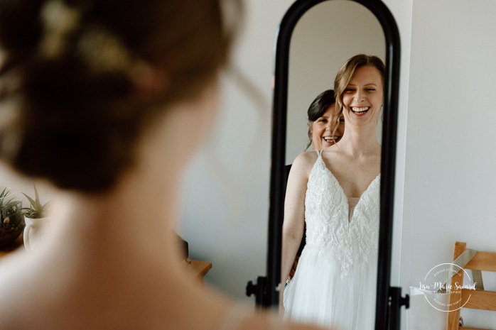 Bride getting ready with mother at apartment. Mariage à l'Ambroisie à Montréal. Photographe de mariage à Montréal. Montreal wedding photographer.