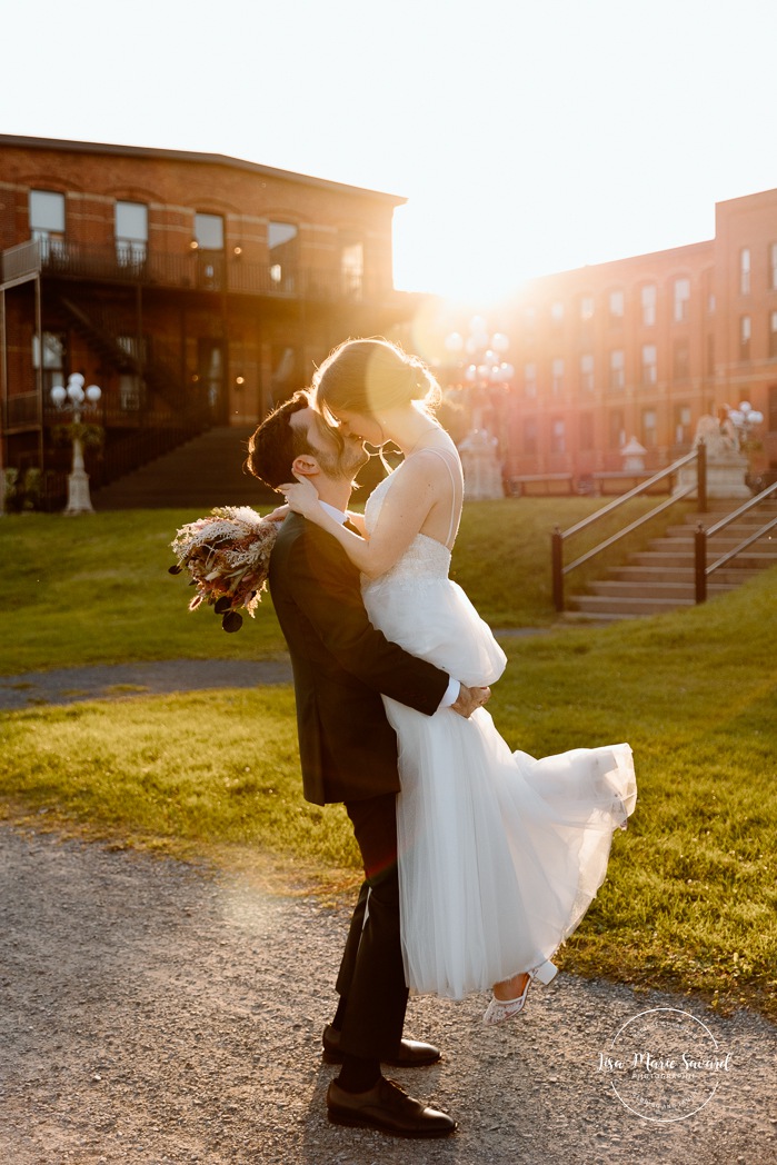 Urban wedding photo. Downtown wedding photos. Romantic wedding photos. Mariage à l'Ambroisie à Montréal. Photographe de mariage à Montréal. Montreal wedding photographer. Photographe Petite-Bourgogne. Photographe Saint-Henri.