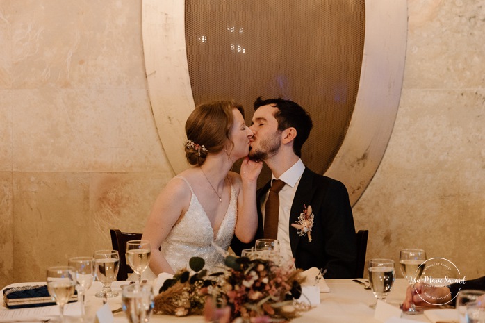 Wedding reception in old restaurant. Mariage à l'Ambroisie à Montréal. Photographe de mariage à Montréal. Montreal wedding photographer. Photographe Petite-Bourgogne. Photographe Saint-Henri.