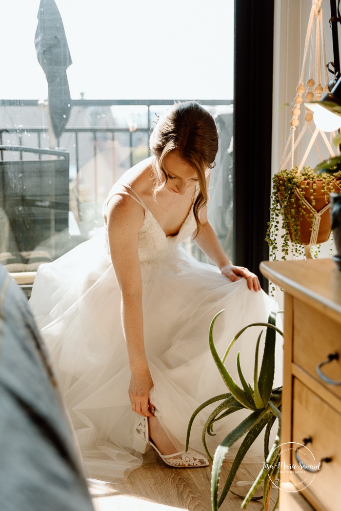 Bride getting ready with mother at apartment. Mariage à l'Ambroisie à Montréal. Photographe de mariage à Montréal. Montreal wedding photographer.