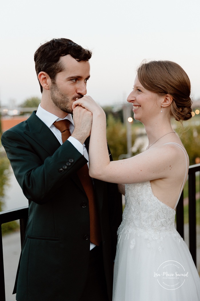 Urban wedding photo. Downtown wedding photos. Romantic wedding photos. Mariage à l'Ambroisie à Montréal. Photographe de mariage à Montréal. Montreal wedding photographer. Photographe Petite-Bourgogne. Photographe Saint-Henri.