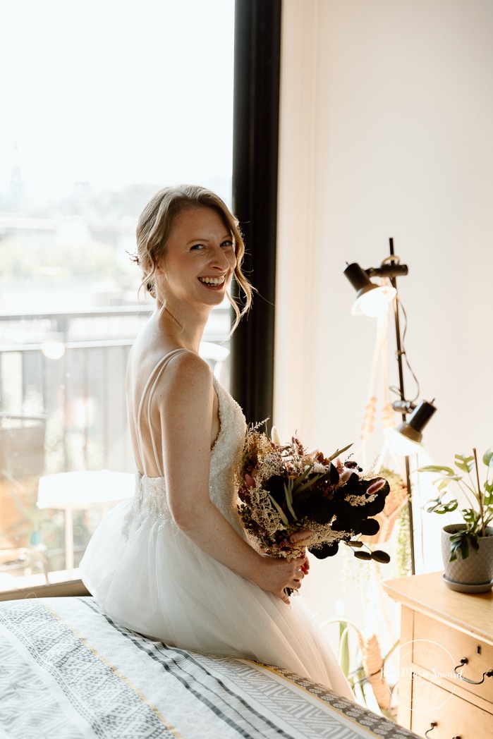 Bride getting ready with mother at apartment. Mariage à l'Ambroisie à Montréal. Photographe de mariage à Montréal. Montreal wedding photographer.