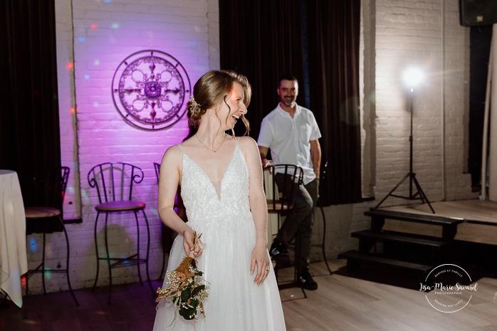 Wedding bouquet toss photos. Wedding reception in old restaurant. Mariage à l'Ambroisie à Montréal. Photographe de mariage à Montréal. Montreal wedding photographer. Photographe Petite-Bourgogne. 