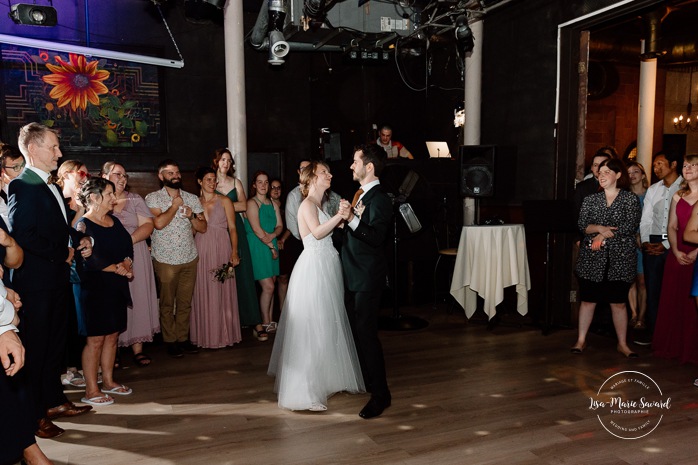 Bride and groom first dance photos. Wedding reception in old restaurant. Mariage à l'Ambroisie à Montréal. Photographe de mariage à Montréal. Montreal wedding photographer. Photographe Petite-Bourgogne. Photographe Saint-Henri.